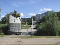 905394 Gezicht op het buitenterrein van het Wilhelmina Kinderziekenhuis (WKZ, Lundlaan 6) te Utrecht.
